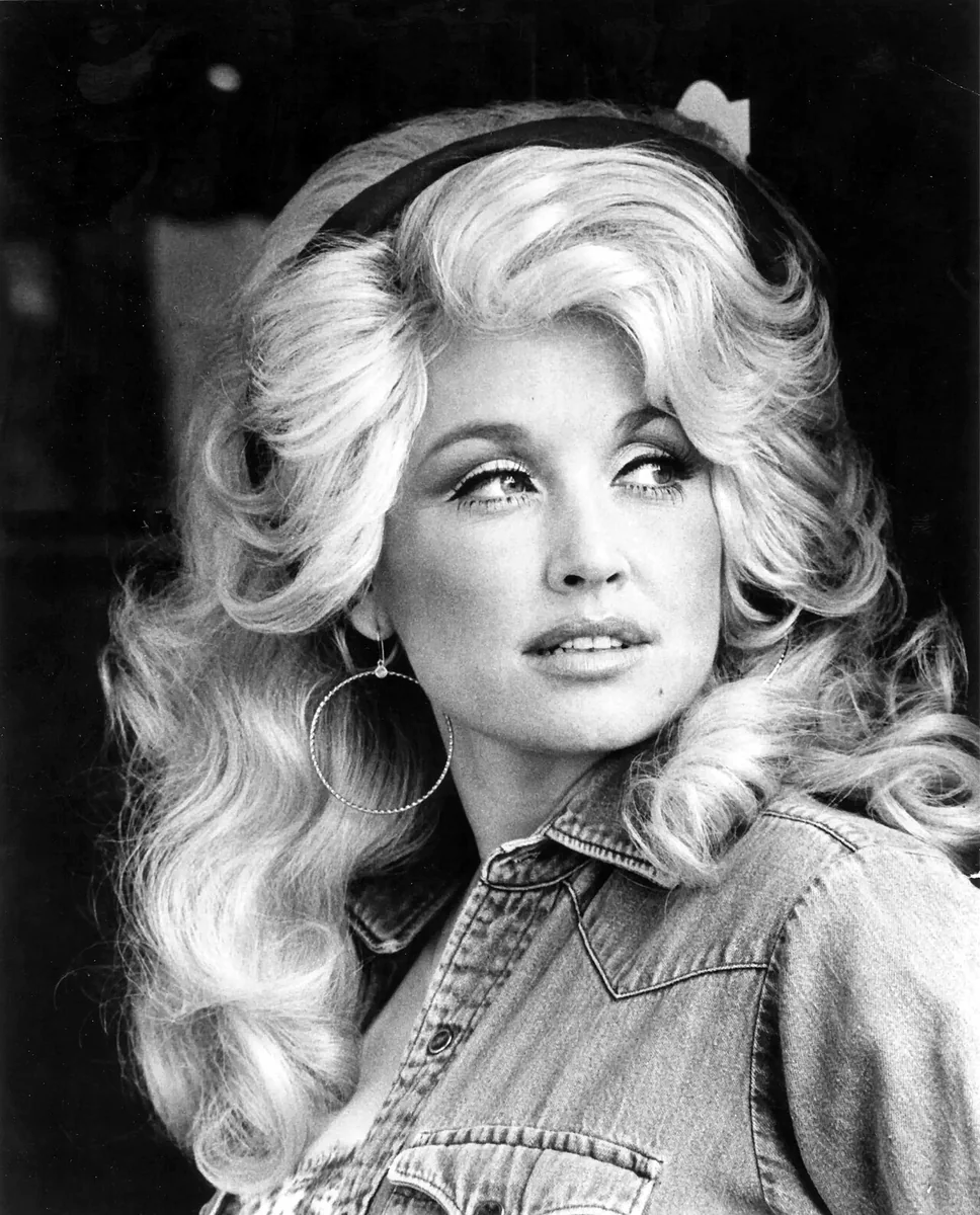 Retrato de Dolly Parton en 1977