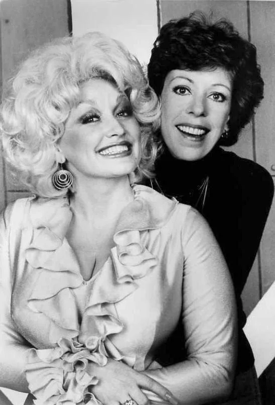 Dolly Parton junto a Carol Burnett, hacia 1980